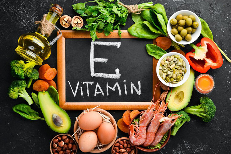 دانه آفتابگردان، بادام و فندق از منابع غذایی ویتامین E هستند. 